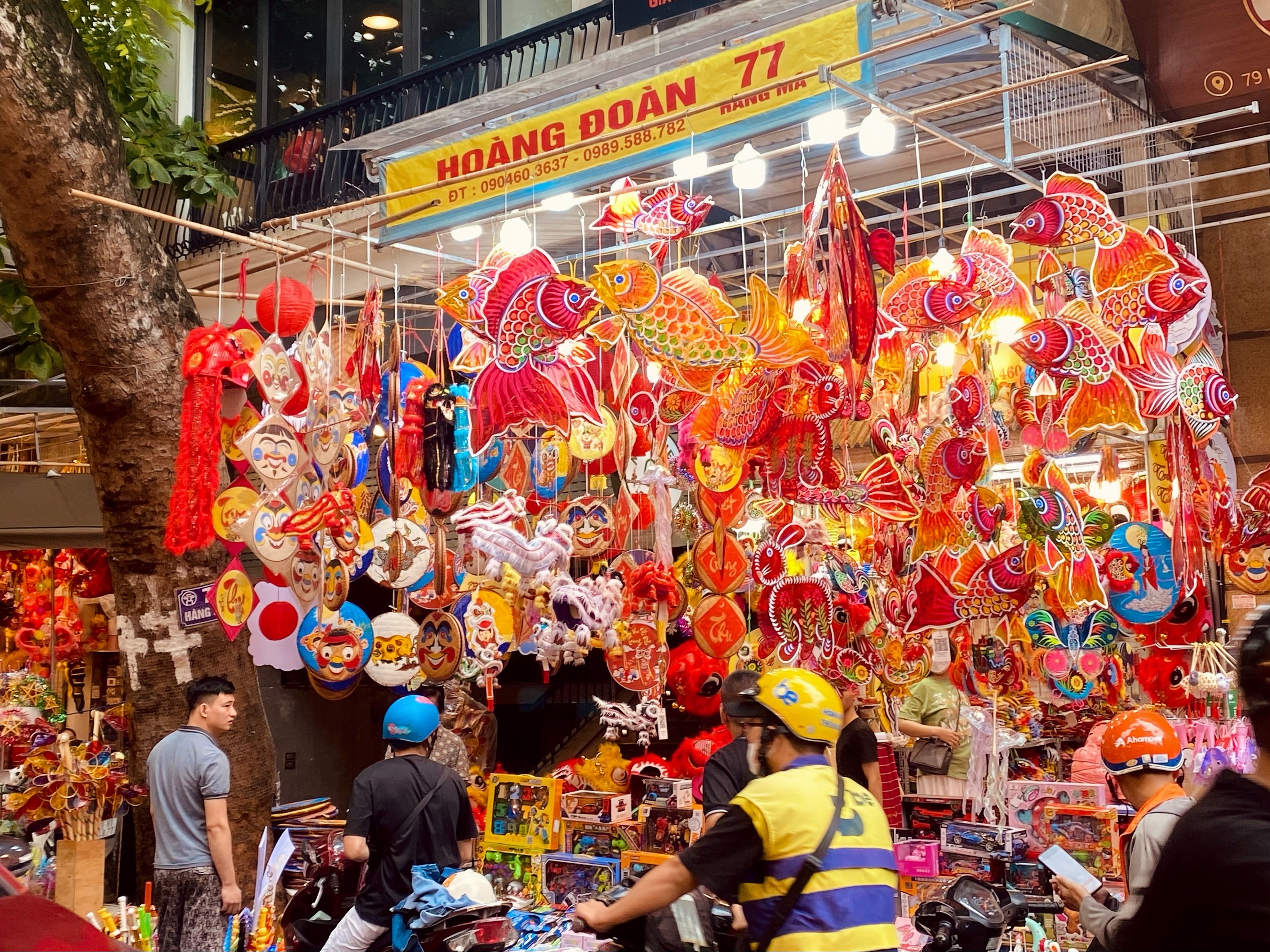 Phố Hàng Mã không còn biển cấm chụp ảnh, "nhuộm sắc đỏ" đón Tết Trung thu Phố Hàng Mã không còn biển cấm chụp ảnh, "nhuộm sắc đỏ" đón Tết Trung thu