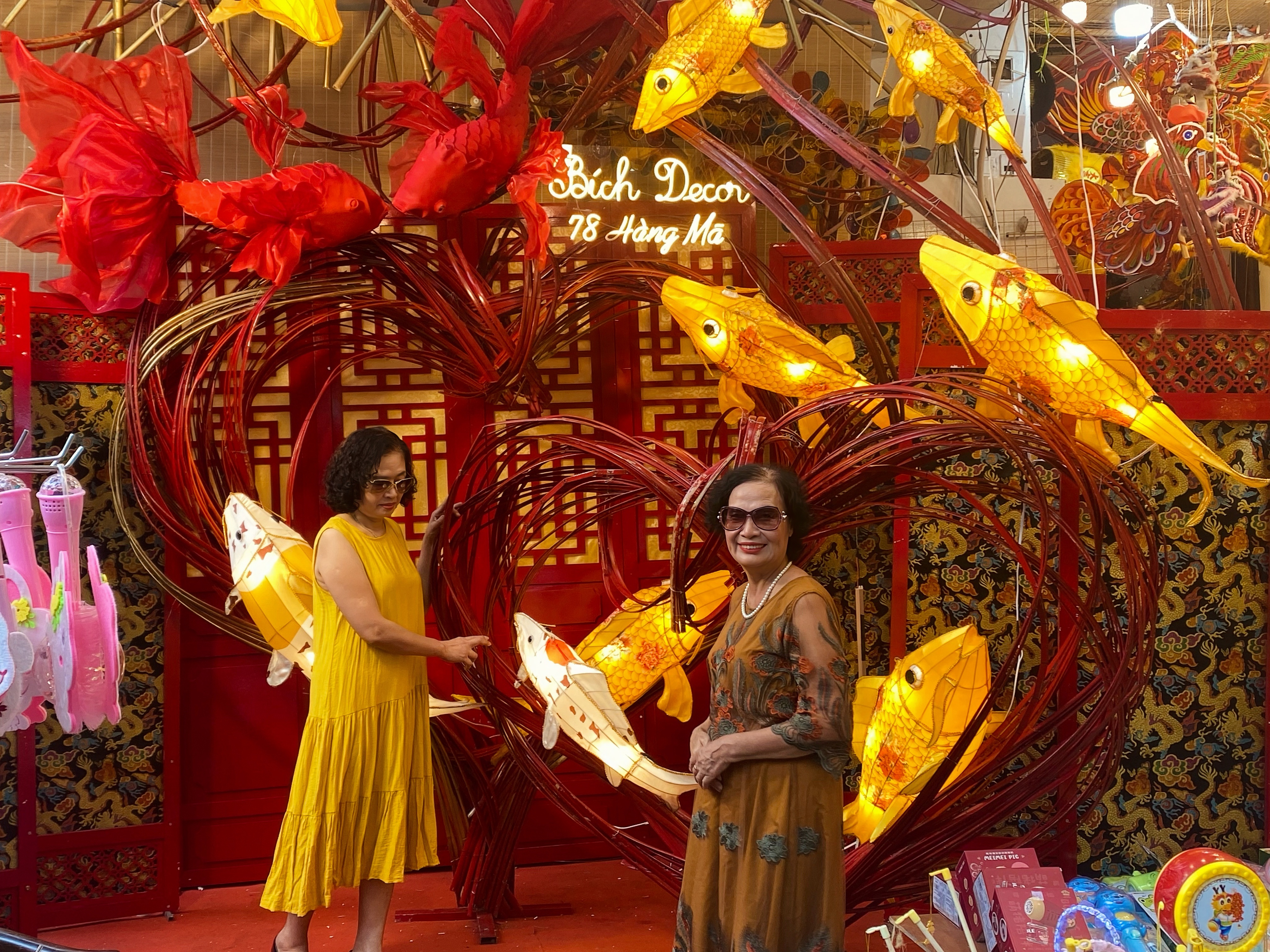 Phố Hàng Mã không còn biển cấm chụp ảnh, "nhuộm sắc đỏ" đón Tết Trung thu Phố Hàng Mã không còn biển cấm chụp ảnh, "nhuộm sắc đỏ" đón Tết Trung thu