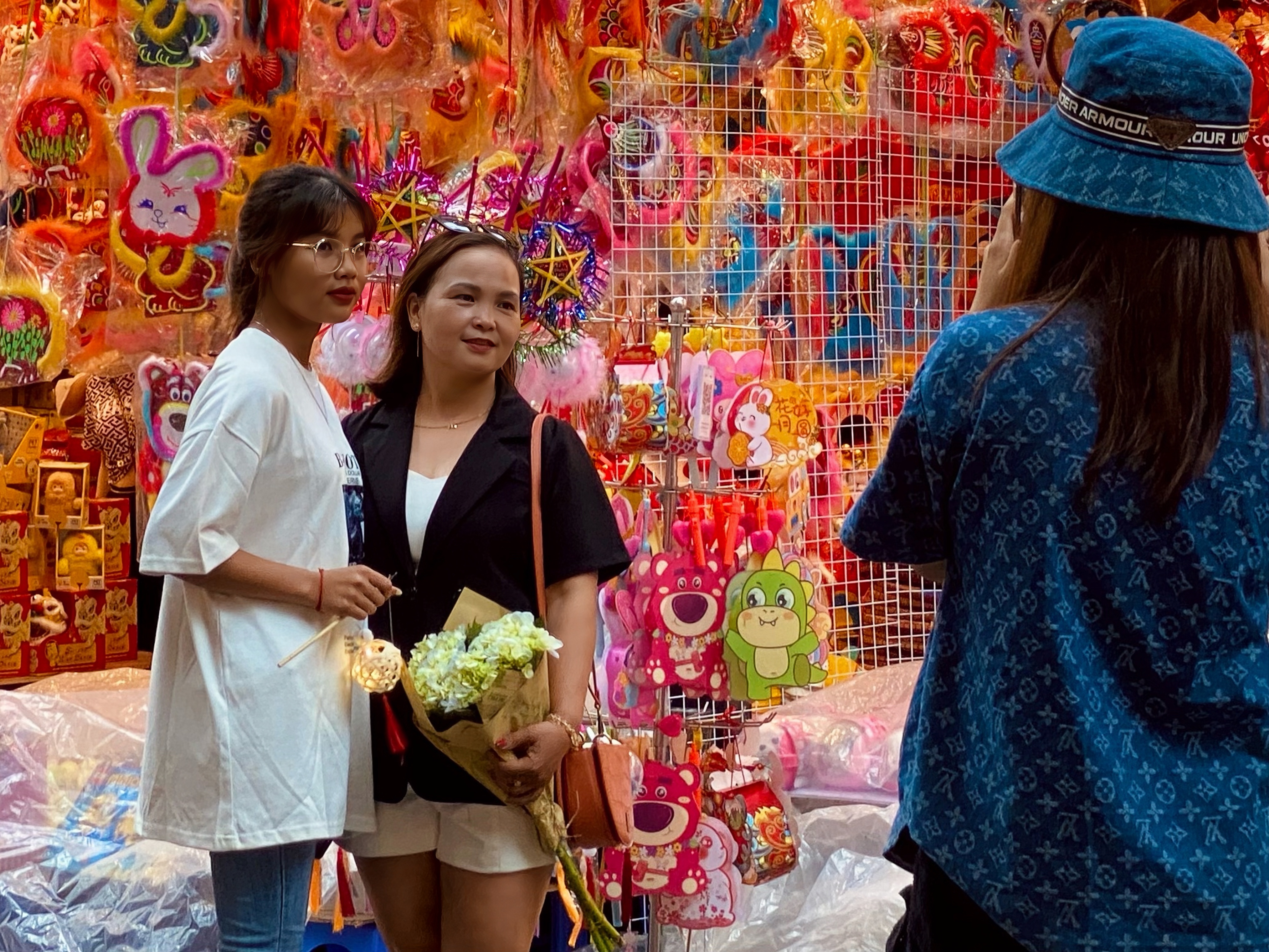 Phố Hàng Mã không còn biển cấm chụp ảnh, "nhuộm sắc đỏ" đón Tết Trung thu Phố Hàng Mã không còn biển cấm chụp ảnh, "nhuộm sắc đỏ" đón Tết Trung thu