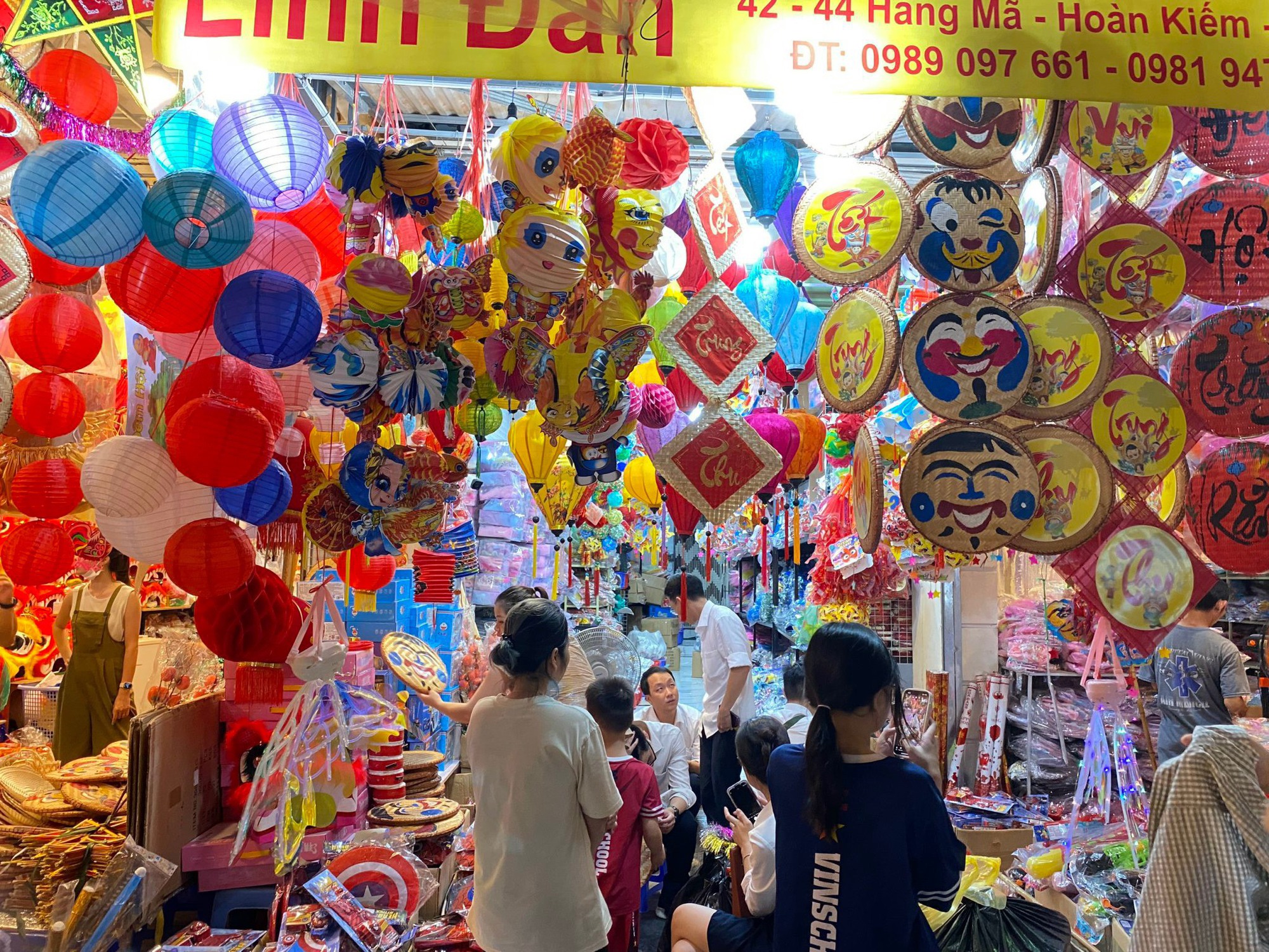 Hàng Mã "nhuộm" sắc đỏ, đồ chơi truyền thống đắt khách tết Trung thu Hàng Mã "nhuộm" sắc đỏ, đồ chơi truyền thống đắt khách tết Trung thu