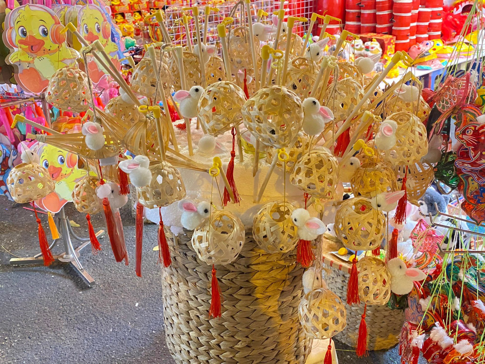 Hàng Mã "nhuộm" sắc đỏ, đồ chơi truyền thống đắt khách tết Trung thu Hàng Mã "nhuộm" sắc đỏ, đồ chơi truyền thống đắt khách tết Trung thu