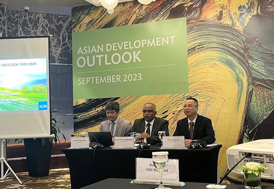 ADB dự báo tăng trưởng của Việt Nam năm 2023 ở mức 5,8%