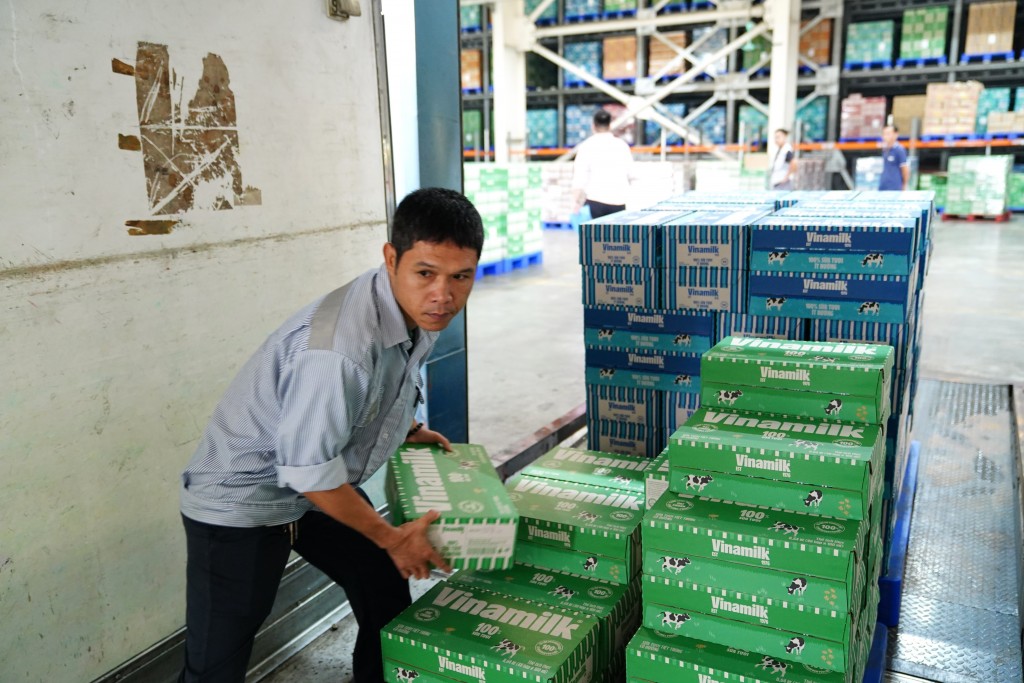 Nhân viên Vinamilk khẩn trương chuẩn bị, bốc xếp sữa tươi, nước uống chuyển lên xe để đưa đến cho người dân, trẻ em tại vùng bão lũ Nhân viên Vinamilk khẩn trương chuẩn bị, bốc xếp sữa tươi, nước uống chuyển lên xe để đưa đến cho người dân, trẻ em tại vùng bão lũ