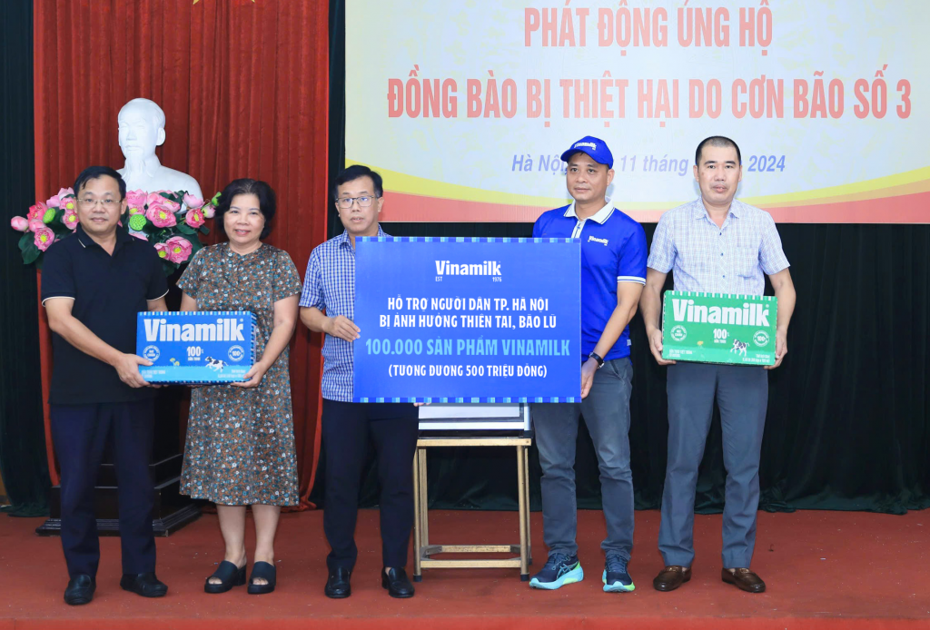 Vinamilk cũng trao tặng thêm 500 triệu đồng tương đương 100.000 sản phẩm để hỗ trợ cho người dân tại TP. Hà Nội Vinamilk cũng trao tặng thêm 500 triệu đồng tương đương 100.000 sản phẩm để hỗ trợ cho người dân tại TP. Hà Nội