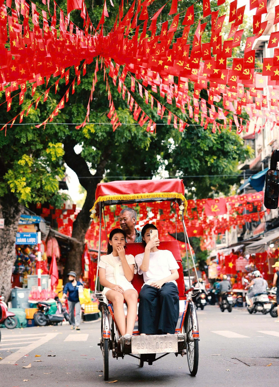 Hà Nội rợp trời sắc đỏ mừng Quốc khánh