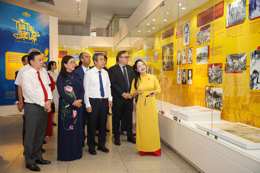 Chuỗi trưng bày kỷ niệm 80 năm Quốc khánh: Du lịch bùng nổ, lịch sử sống mãi Chuỗi trưng bày kỷ niệm 80 năm Quốc khánh: Du lịch bùng nổ, lịch sử sống mãi