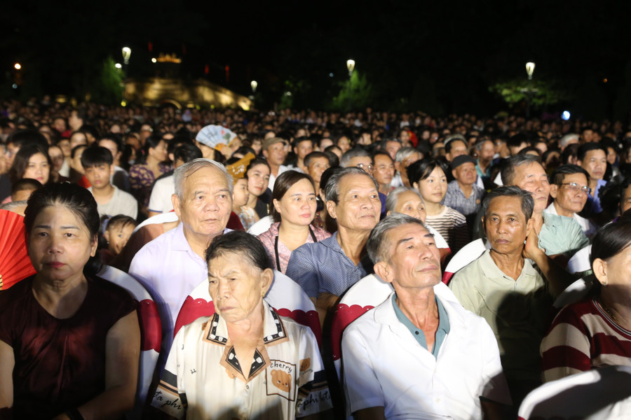 Hàng nghìn người dân xúc động xem Mưa Đỏ tại Thành cổ Quảng Trị Hàng nghìn người dân xúc động xem Mưa Đỏ tại Thành cổ Quảng Trị