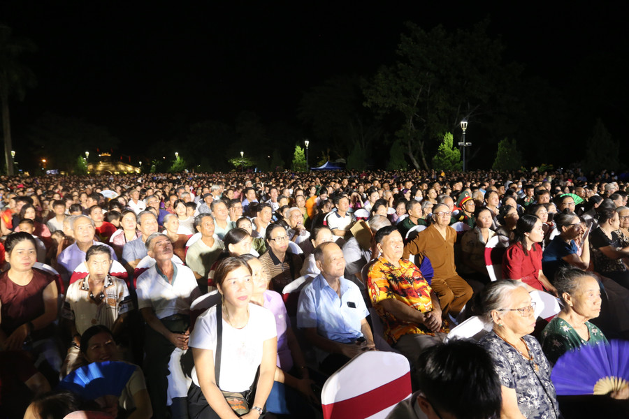 Hàng nghìn người dân xúc động xem Mưa Đỏ tại Thành cổ Quảng Trị Hàng nghìn người dân xúc động xem Mưa Đỏ tại Thành cổ Quảng Trị