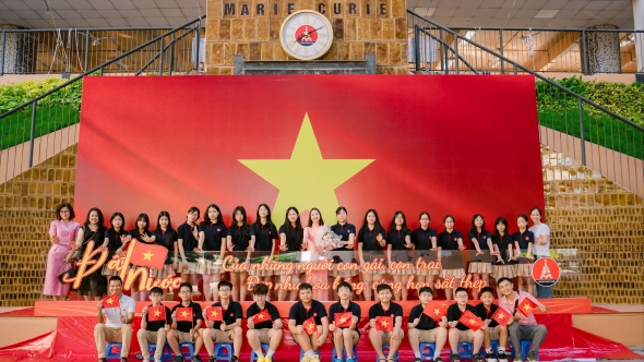 Rạng rỡ ngày khai giảng ở Marice Curie: Đất nước của những người con gái, con trai, đẹp như hoa hồng, cứng hơn sắt thép