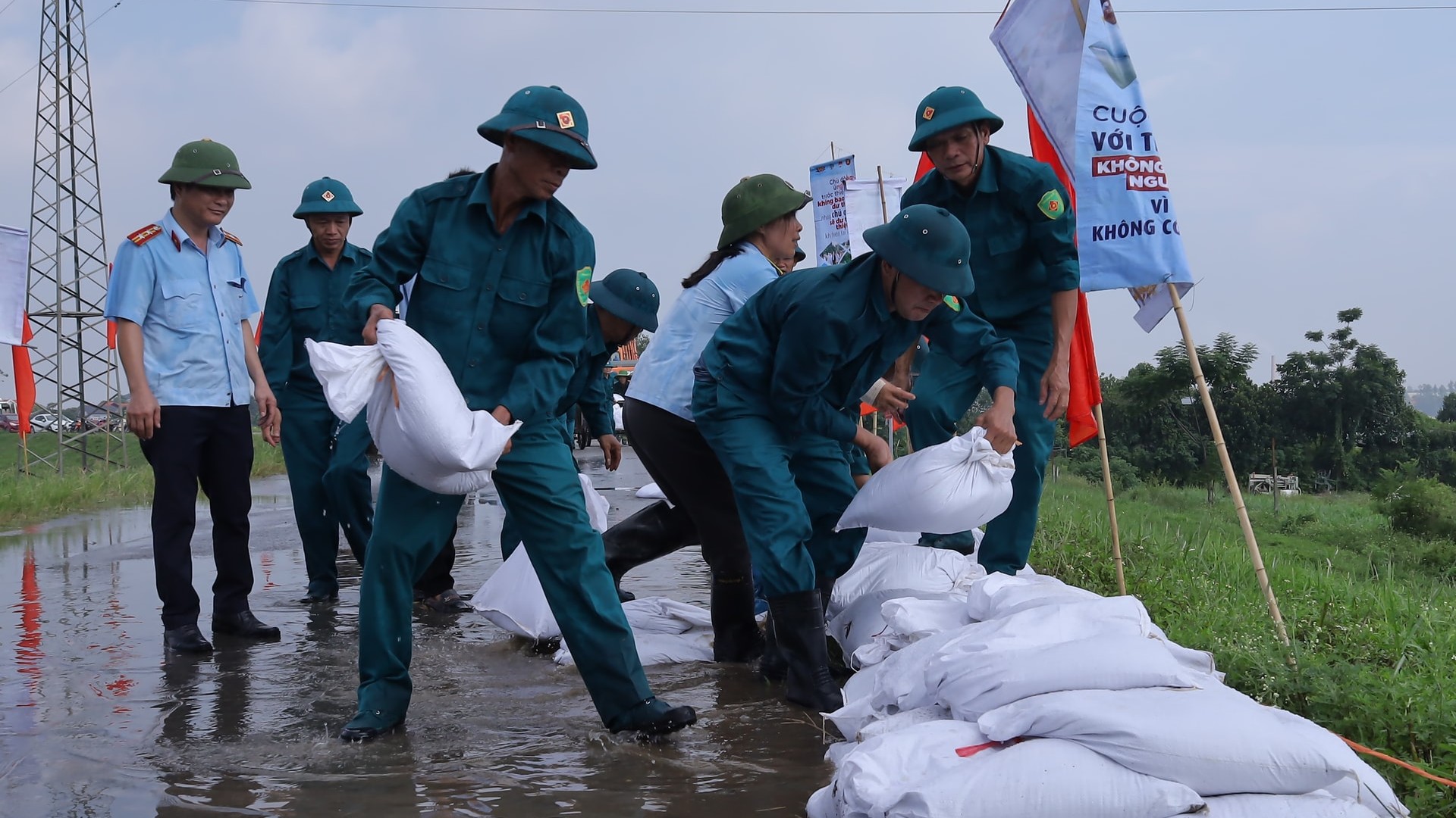 Hà Nội tăng cường giải pháp phòng, chống lũ rừng ngang