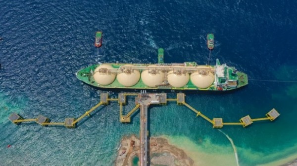 Giá LNG giao ngay tại châu Á tăng mạnh do tắc nghẽn ở Hormuz