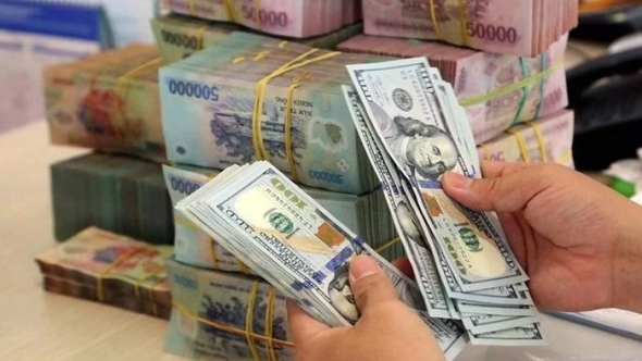 Tỷ giá trung tâm lập kỷ lục mới, giá USD ngân hàng tăng mạnh