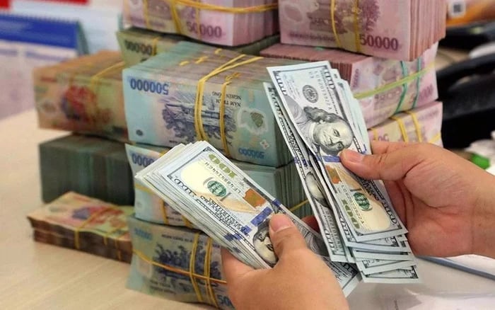 Tỷ giá trung tâm lập kỷ lục mới, giá USD ngân hàng tăng mạnh