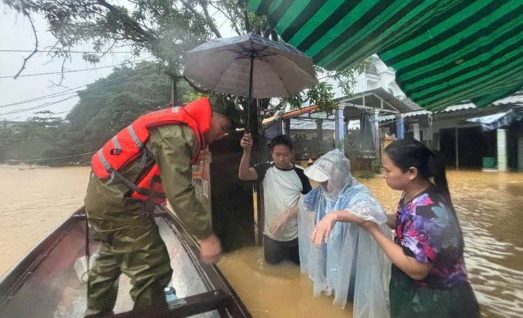 Huế yêu cầu sẵn sàng lực lượng, phương tiện, chủ động ứng phó hiệu quả thiên tai