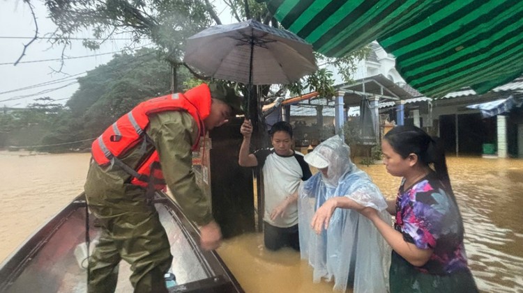 Huế yêu cầu sẵn sàng lực lượng, phương tiện, chủ động ứng phó hiệu quả thiên tai