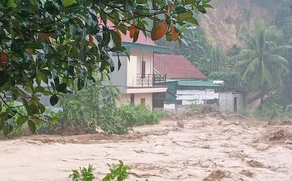 Nghệ An: Lũ quét kinh hoàng lúc rạng sáng ở Kỳ Sơn