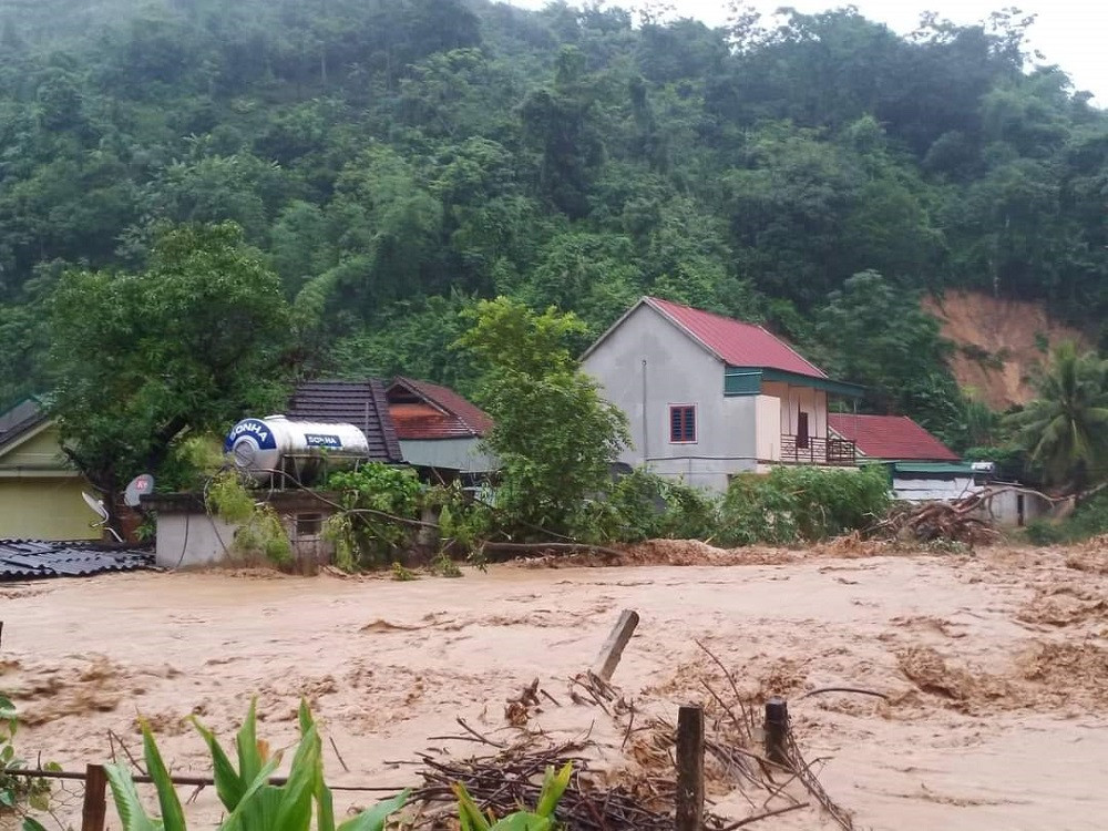 Nghệ An: Lũ quét kinh hoàng lúc rạng sáng ở Kỳ Sơn