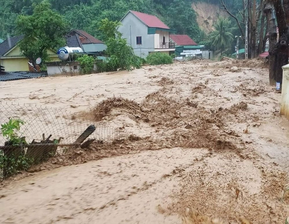 Nghệ An: Lũ quét kinh hoàng lúc rạng sáng ở Kỳ Sơn