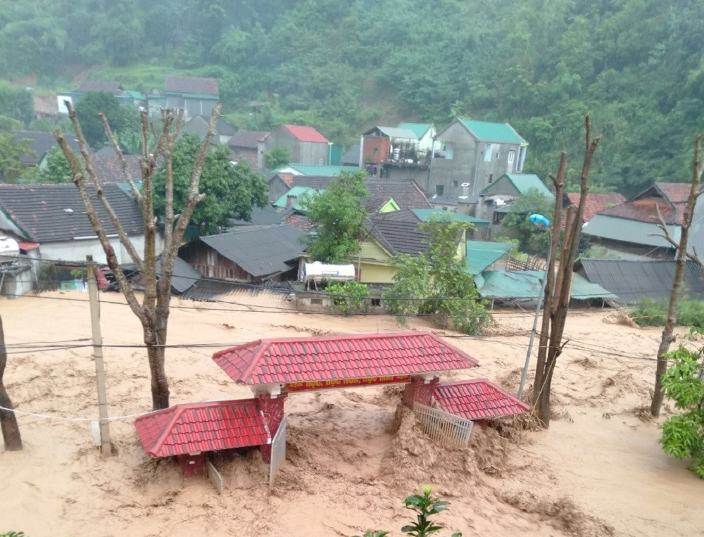 Nghệ An: Lũ quét kinh hoàng lúc rạng sáng ở Kỳ Sơn