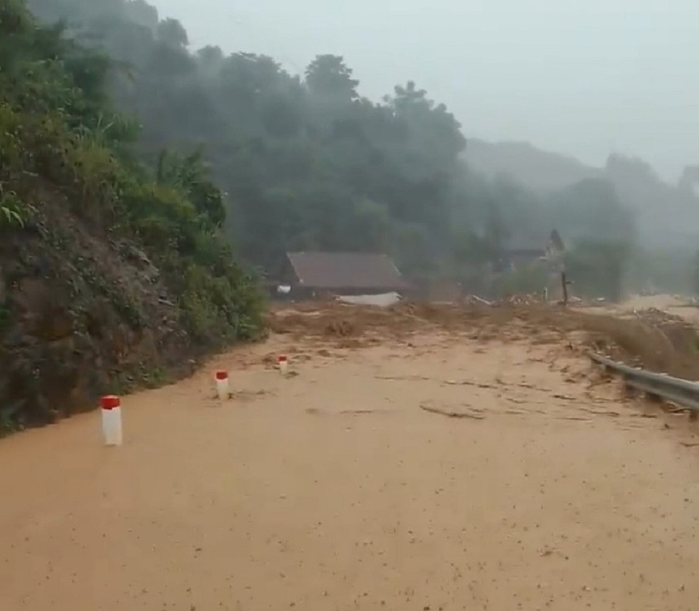 Nghệ An: Lũ quét kinh hoàng lúc rạng sáng ở Kỳ Sơn