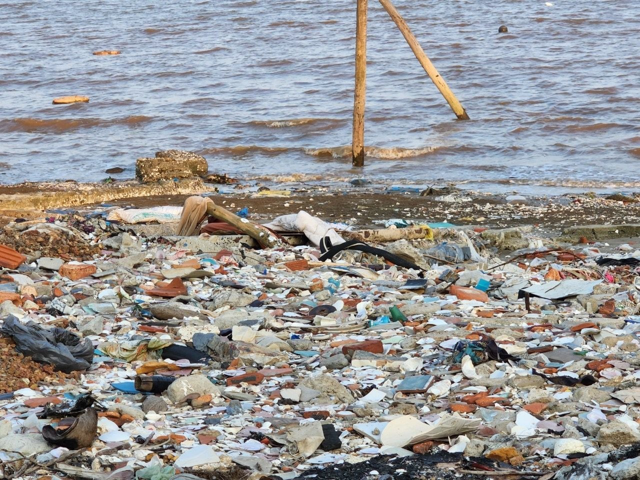 Mức xử phạt đối với hành vi đổ chất thải thông thường xuống biển là bao nhiêu?