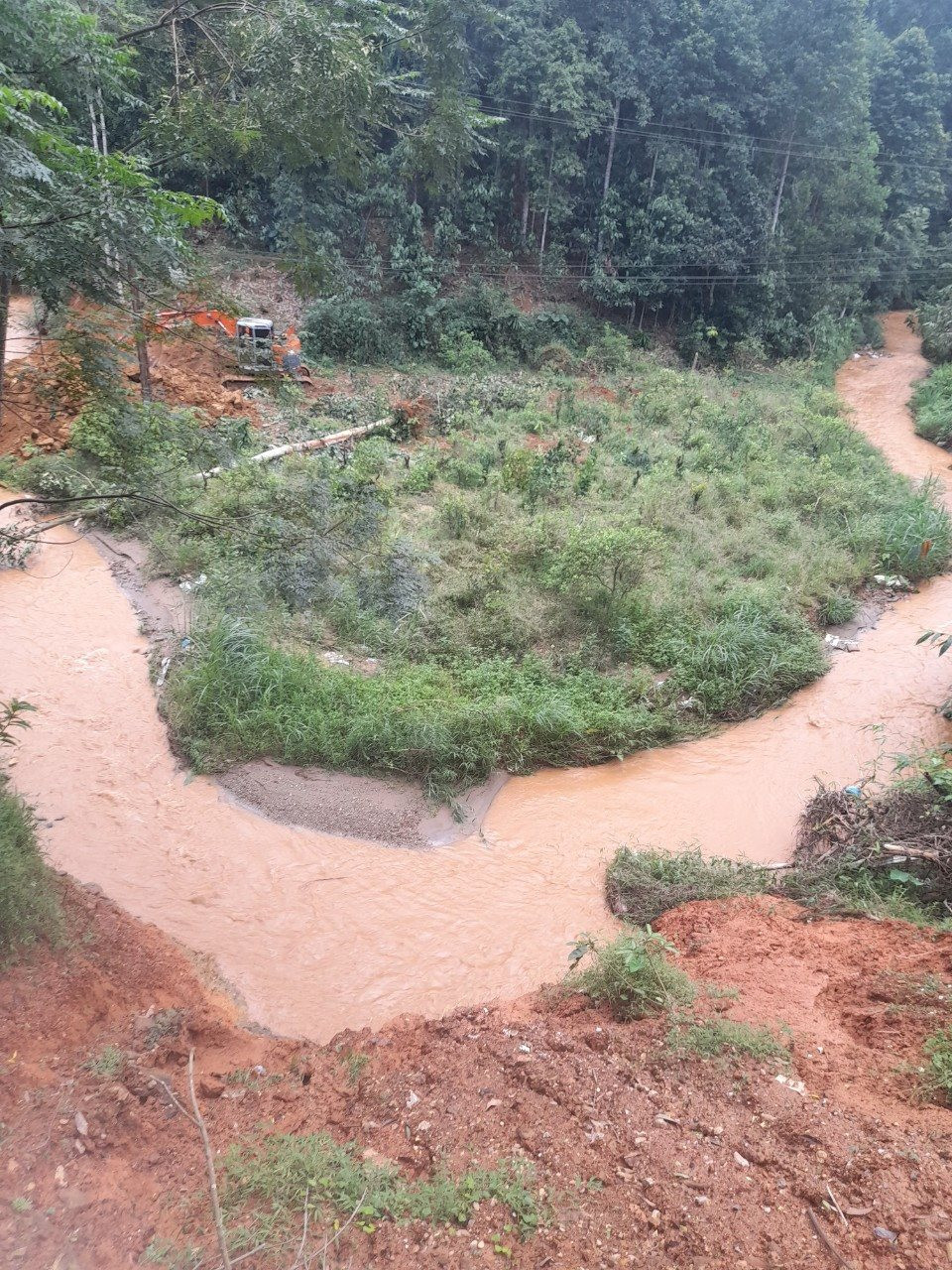Công ty Tân Tiến đổ thải ra môi trường gây ảnh hưởng đến hàng chục hộ dân Công ty Tân Tiến đổ thải ra môi trường gây ảnh hưởng đến hàng chục hộ dân