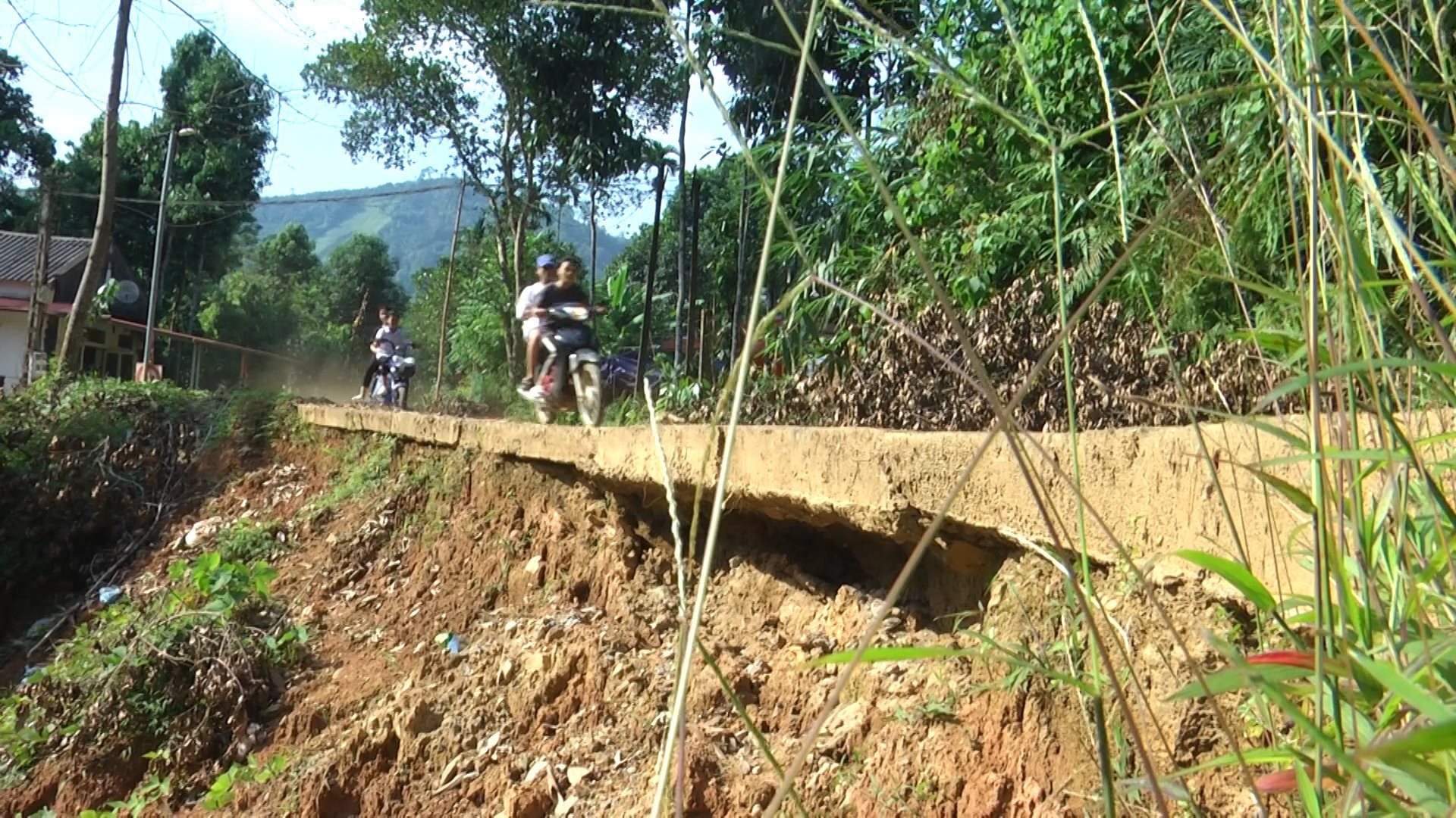 Công ty Tân Tiến đổ thải ra môi trường gây ảnh hưởng đến hàng chục hộ dân Công ty Tân Tiến đổ thải ra môi trường gây ảnh hưởng đến hàng chục hộ dân