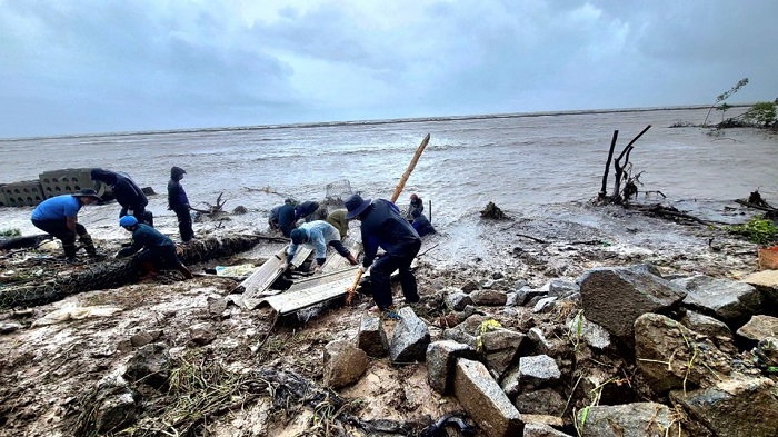 Triển khai các giải pháp cấp bách phòng, chống sạt lở bờ sông, bờ biển