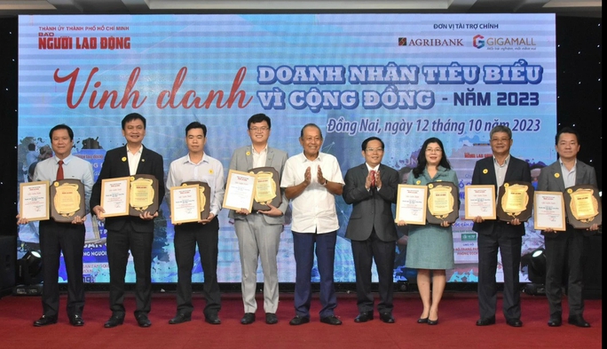 Tôn vinh đóng góp của đội ngũ doanh nhân - Ảnh 1. Tôn vinh đóng góp của đội ngũ doanh nhân - Ảnh 1.