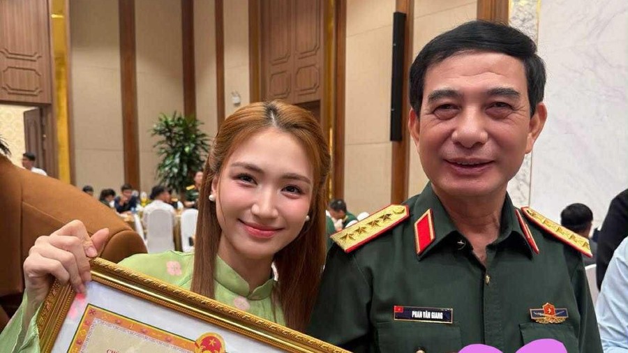 Hòa Minzy vinh dự nhận bằng khen từ Tổng cục Chính trị QĐND Việt Nam