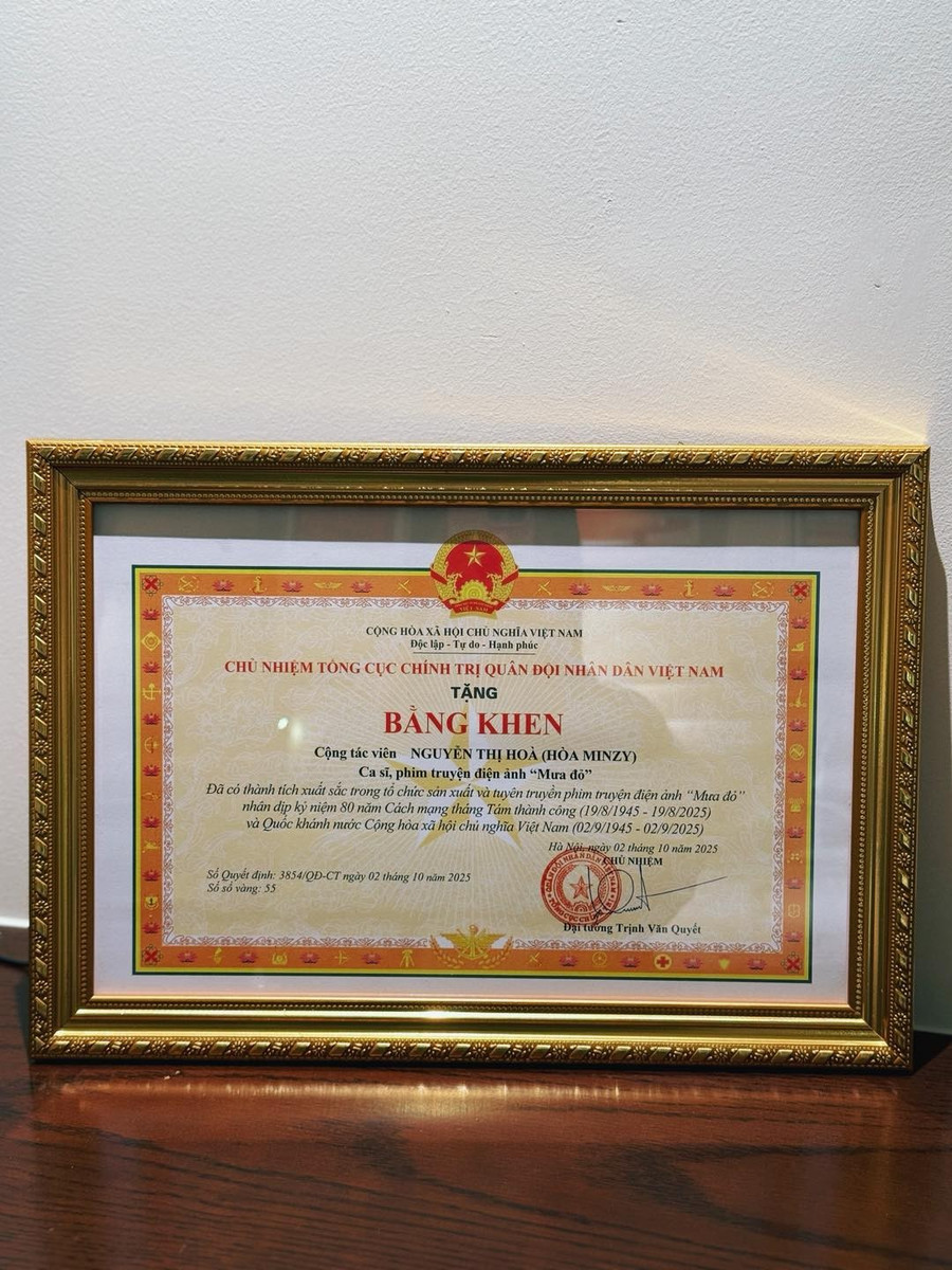 Hòa Minzy vinh dự nhận bằng khen từ Tổng cục Chính trị QĐND Việt Nam Hòa Minzy vinh dự nhận bằng khen từ Tổng cục Chính trị QĐND Việt Nam