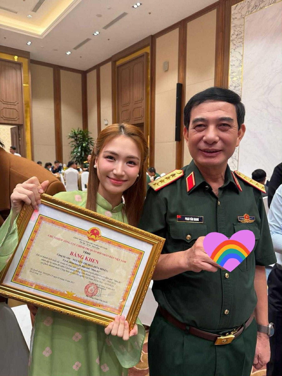 Hòa Minzy vinh dự nhận bằng khen từ Tổng cục Chính trị QĐND Việt Nam Hòa Minzy vinh dự nhận bằng khen từ Tổng cục Chính trị QĐND Việt Nam