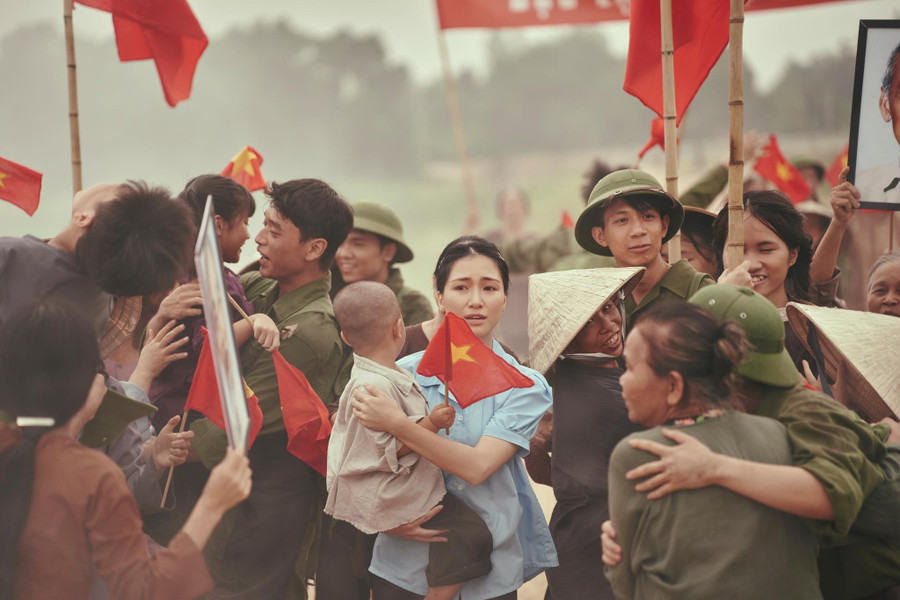 Hòa Minzy vinh dự nhận bằng khen từ Tổng cục Chính trị QĐND Việt Nam Hòa Minzy vinh dự nhận bằng khen từ Tổng cục Chính trị QĐND Việt Nam