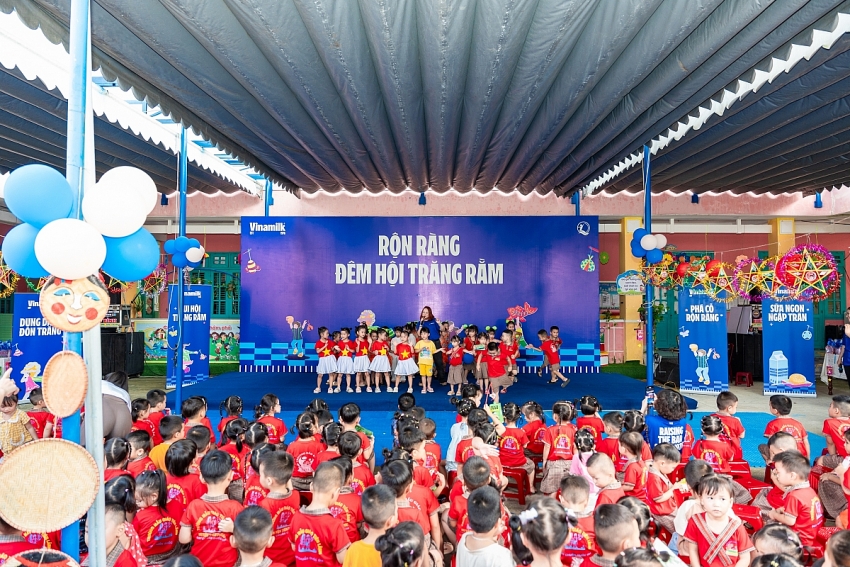 Vinamilk thắp sáng mùa trăng, gửi trọn yêu thương đến trẻ em Việt Vinamilk thắp sáng mùa trăng, gửi trọn yêu thương đến trẻ em Việt