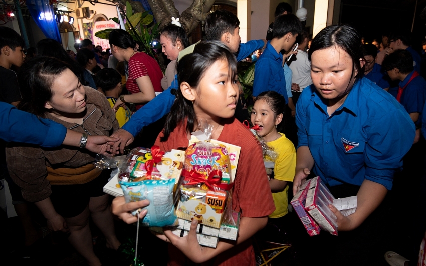 Vinamilk thắp sáng mùa trăng, gửi trọn yêu thương đến trẻ em Việt Vinamilk thắp sáng mùa trăng, gửi trọn yêu thương đến trẻ em Việt