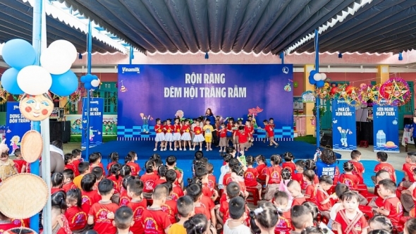 Vinamilk thắp sáng mùa trăng, gửi trọn yêu thương đến trẻ em Việt