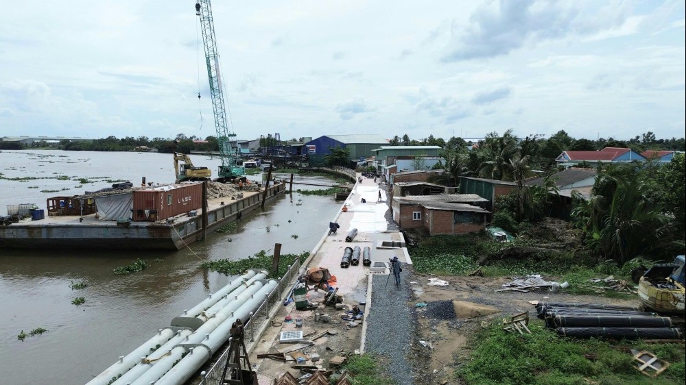 Ứng phó nguy cơ gia tăng sạt lở bờ sông Vàm Cỏ Tây