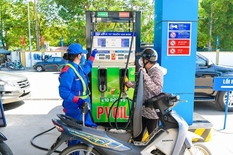 Giá xăng giảm mạnh, xăng E10 xuống gần 2.000 đồng/lít