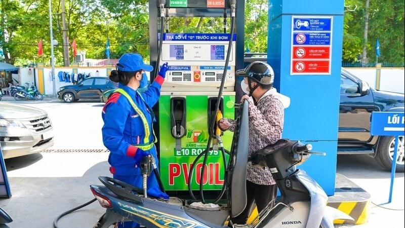 Giá xăng giảm mạnh, xăng E10 xuống gần 2.000 đồng/lít