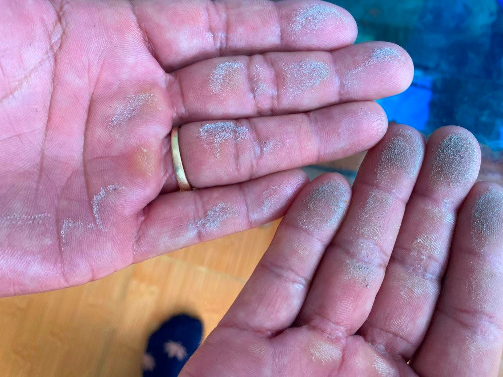 Quảng Ngãi: Người dân ở KKT Dung Quất lo lắng khi bụi và khói bất thường “tấn công”