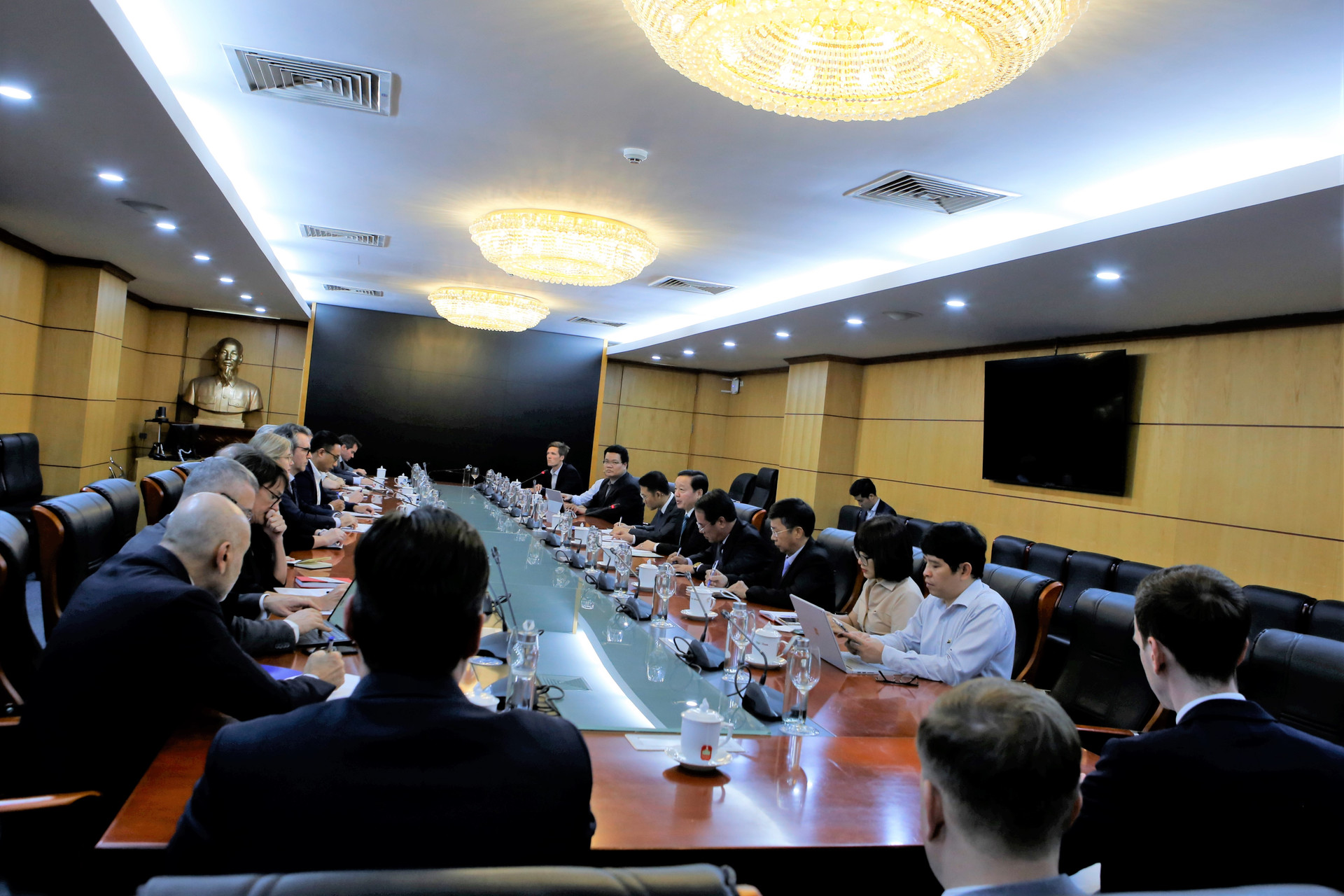 Bộ trưởng Trần Hồng Hà làm việc với Đại sứ Liên minh Châu Âu (EU) tại Việt Nam trước thềm Hội nghị COP27