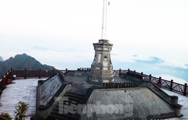 Nhiệt độ xuống gần 0 độ C, băng giá xuất hiện trên đỉnh Fansipan Nhiệt độ xuống gần 0 độ C, băng giá xuất hiện trên đỉnh Fansipan