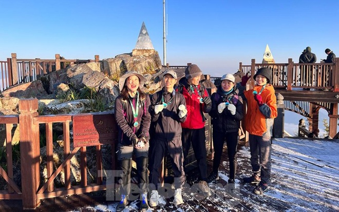 Nhiệt độ xuống gần 0 độ C, băng giá xuất hiện trên đỉnh Fansipan Nhiệt độ xuống gần 0 độ C, băng giá xuất hiện trên đỉnh Fansipan