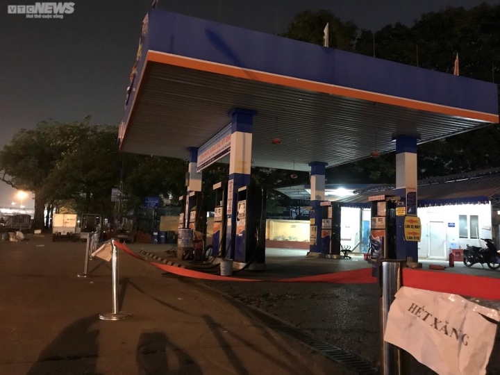 Nhiều cây xăng đóng cửa, người dân Hà Nội dành cả ngày nghỉ xếp hàng đổ xăng