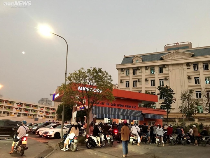 Nhiều cây xăng đóng cửa, người dân Hà Nội dành cả ngày nghỉ xếp hàng đổ xăng