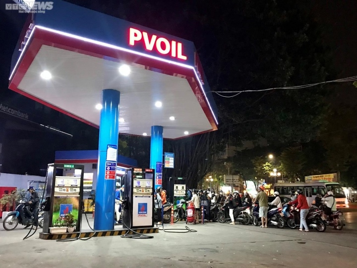 Nhiều cây xăng đóng cửa, người dân Hà Nội dành cả ngày nghỉ xếp hàng đổ xăng
