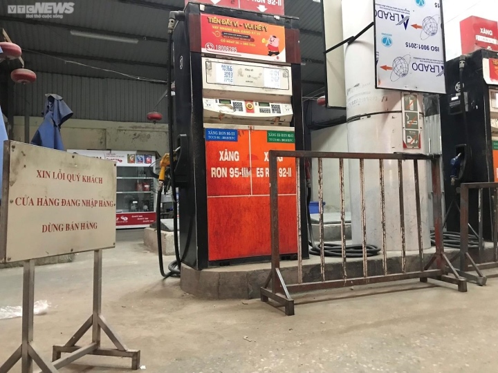 Nhiều cây xăng đóng cửa, người dân Hà Nội dành cả ngày nghỉ xếp hàng đổ xăng