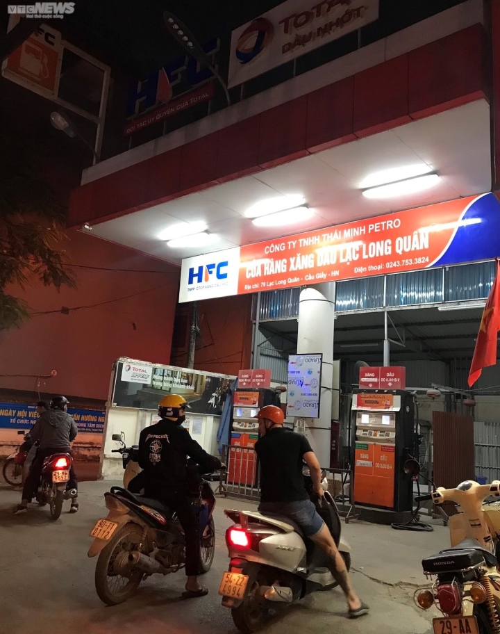 Nhiều cây xăng đóng cửa, người dân Hà Nội dành cả ngày nghỉ xếp hàng đổ xăng