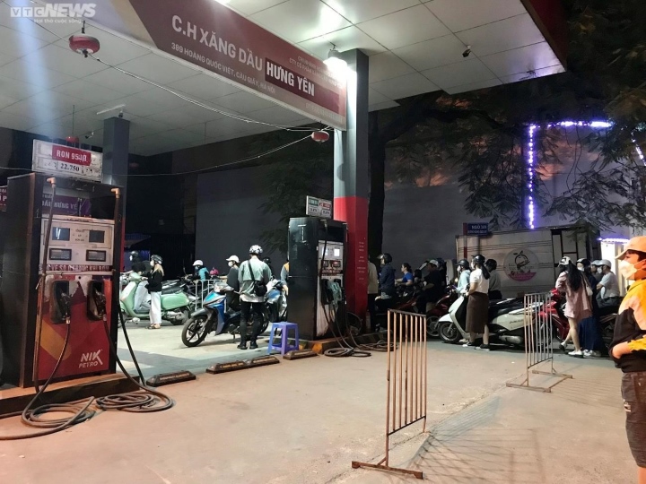 Nhiều cây xăng đóng cửa, người dân Hà Nội dành cả ngày nghỉ xếp hàng đổ xăng
