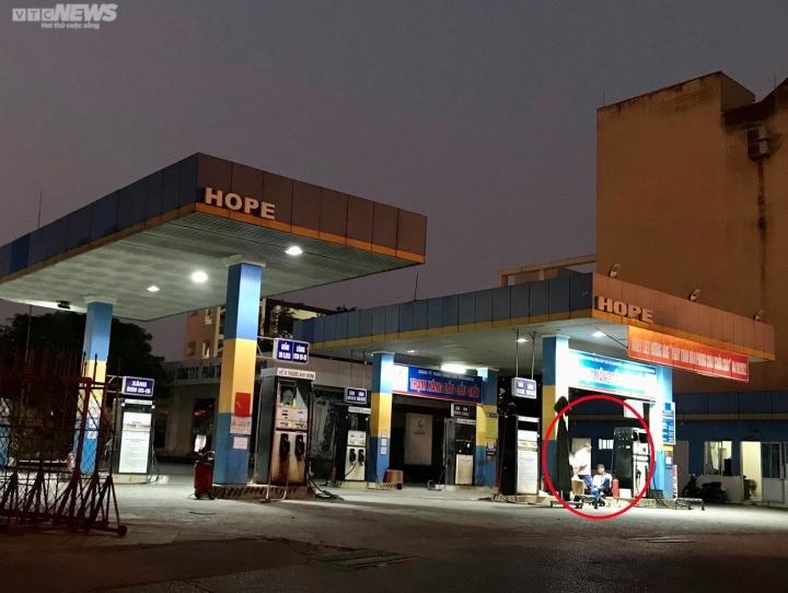 Nhiều cây xăng đóng cửa, người dân Hà Nội dành cả ngày nghỉ xếp hàng đổ xăng